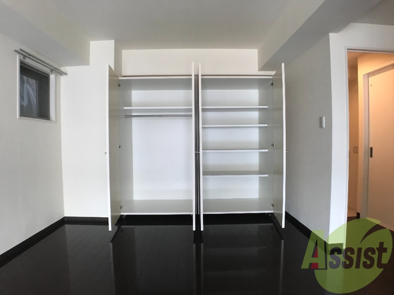 収納は左右で様々な物を分けてしまえますね。 収納は左右で様々な物を分けてしまえますね。