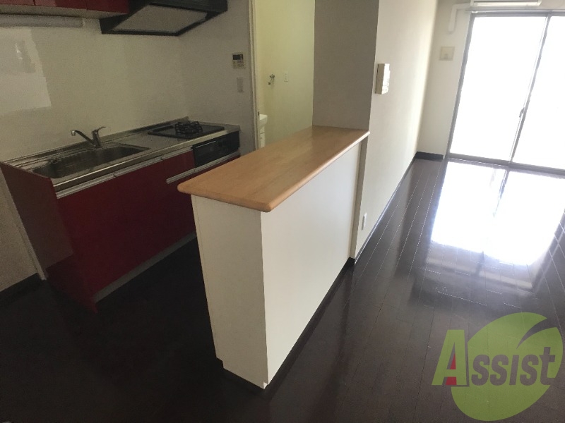 キッチン前にはカウンターがあり、使い勝手が良いですね。 キッチン前にはカウンターがあり、使い勝手が良いですね。