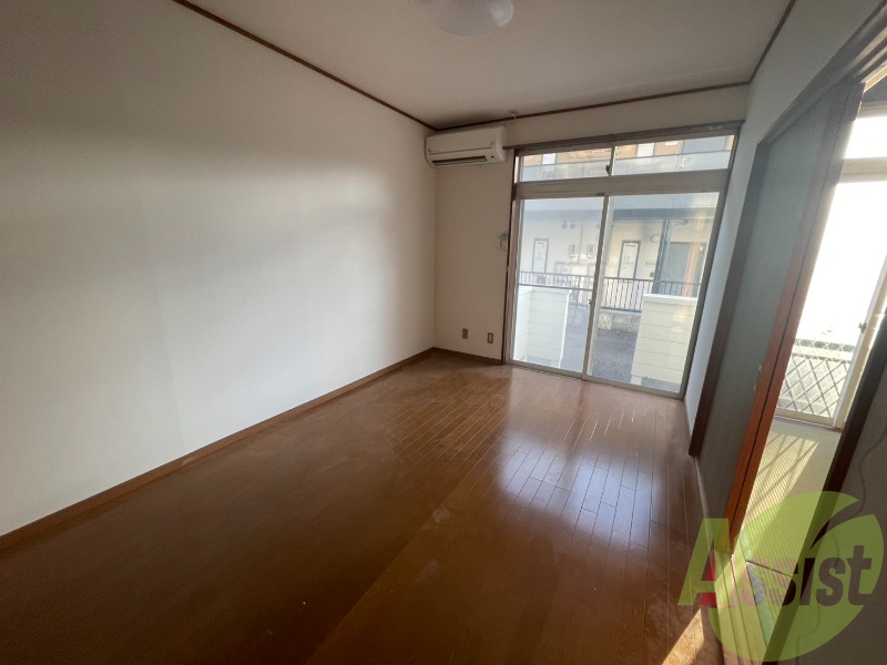 南向きの大きめの窓から日差しがたっぷり入る明るいお部屋です。 南向きの大きめの窓から日差しがたっぷり入る明るいお部屋です。