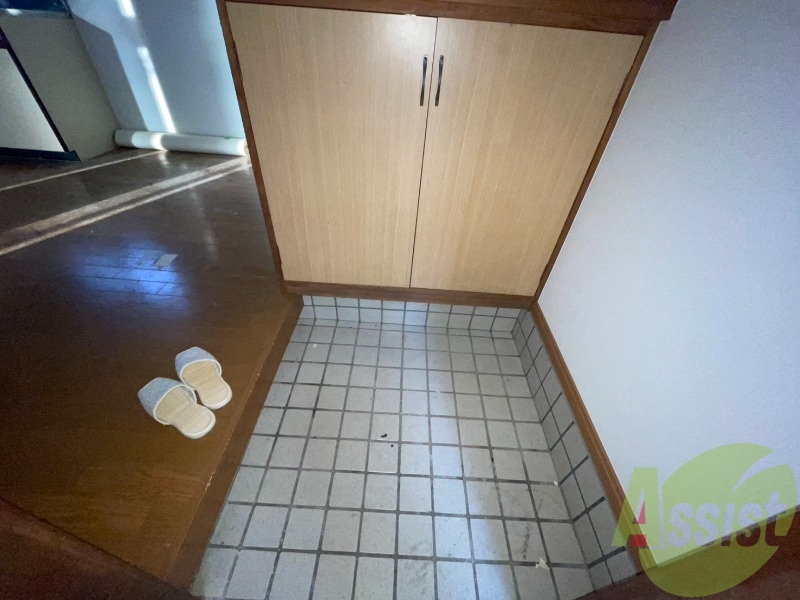 シンプルな玄関です。広さも問題なく立ち回れます。 シンプルな玄関です。広さも問題なく立ち回れます。