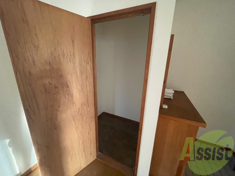 玄関隣にも収納がございます。荷物もいろいろ置けますね。 玄関隣にも収納がございます。荷物もいろいろ置けますね。