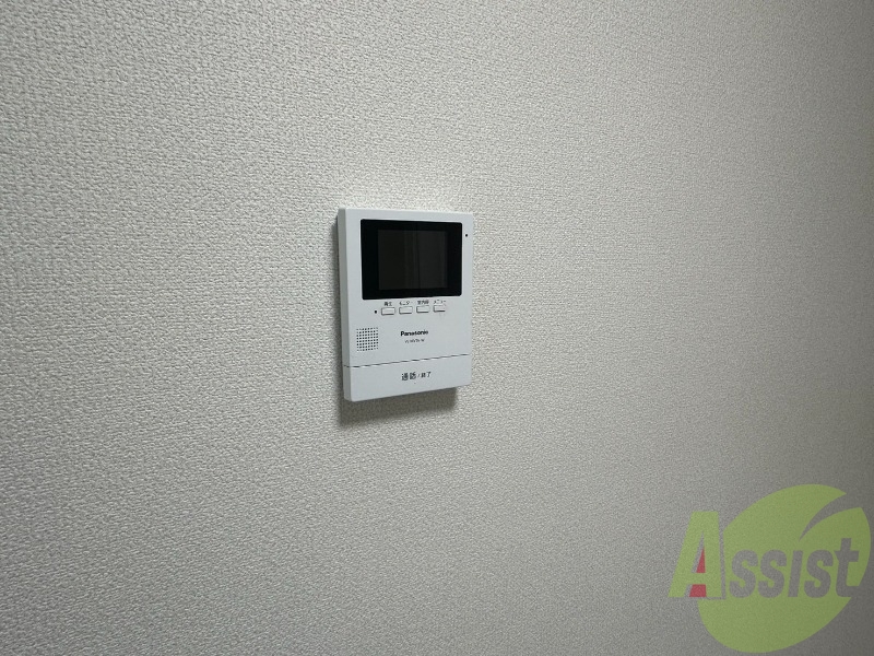 インターホンはモニタ―付き。来客があった時に安心ですね。 インターホンはモニタ―付き。来客があった時に安心ですね。