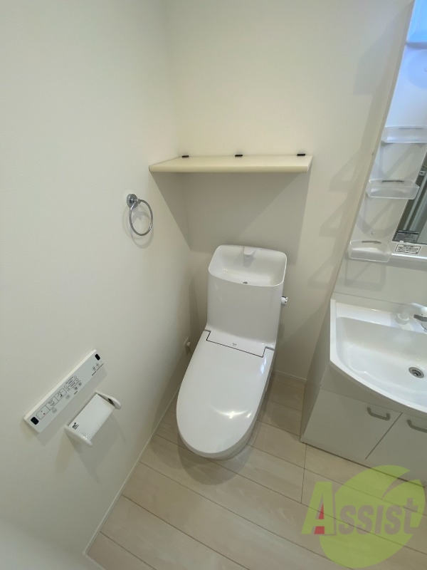 トイレは温水洗浄便座付きで上部には収納スペースも! トイレは温水洗浄便座付きで上部には収納スペースも!
