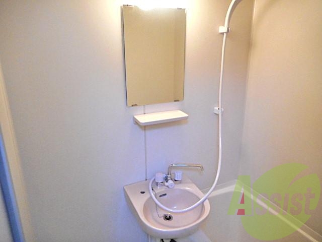 洗面台の前には鏡もついていますよ! 洗面台の前には鏡もついていますよ!