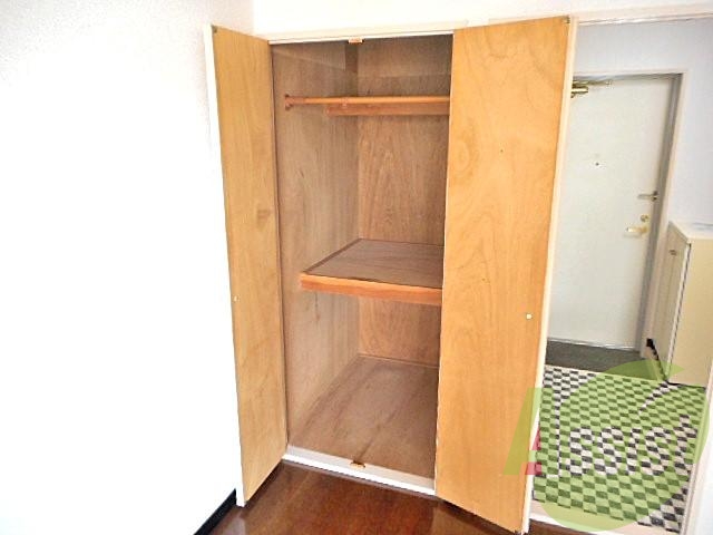 収納の中です!お洋服も掛けられるようになっています! 収納の中です!お洋服も掛けられるようになっています!