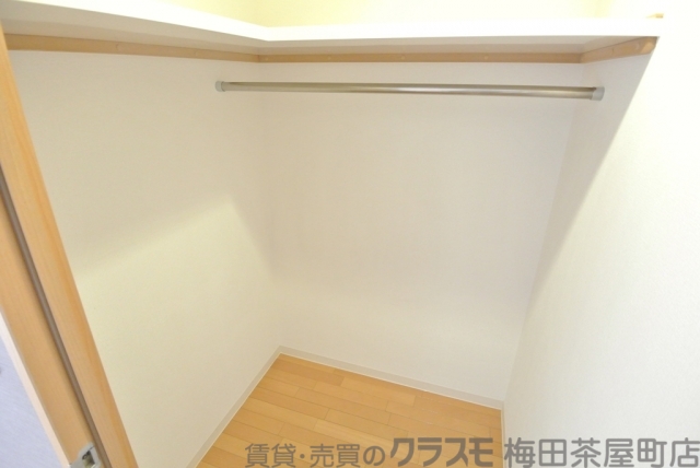 奥行のあるウォークインクローゼット
