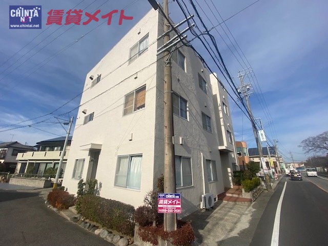 湖畔マンションの外観