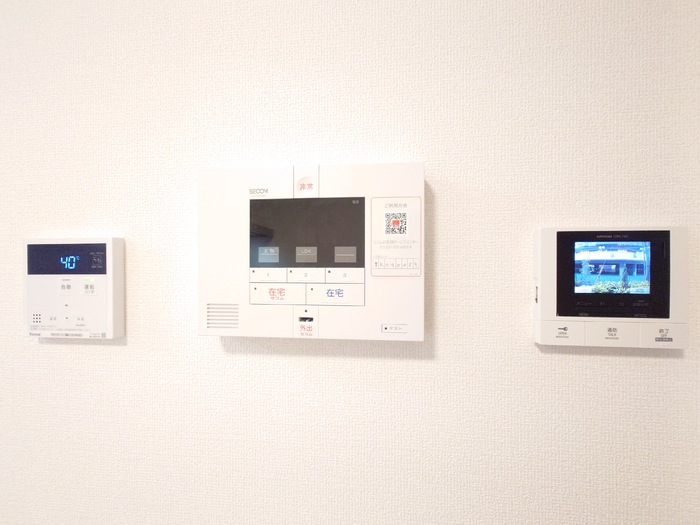 給湯リモコン(左)、ホームセキュリティ(中)、録画機能付きTVモニターホン(右) 給湯リモコン(左)、ホームセキュリティ(中)、録画機能付きTVモニターホン(右)