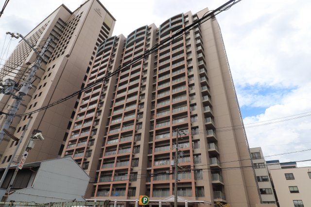 ラグザ大阪レジデンスの外観