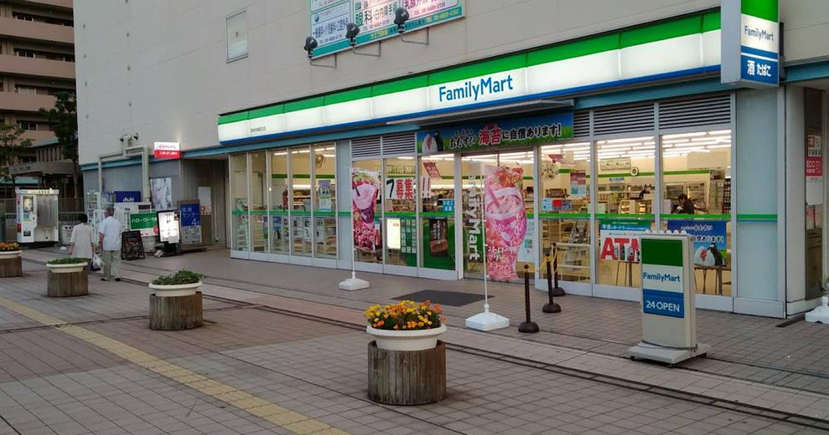 【コンビニエンスストア】ファミリーマート阪神尼崎駅北店まで729ｍ