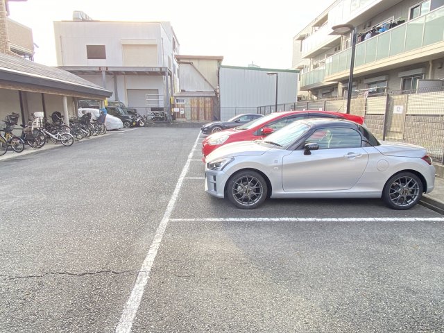 駐車場があるので、車を買う予定の方も安心です