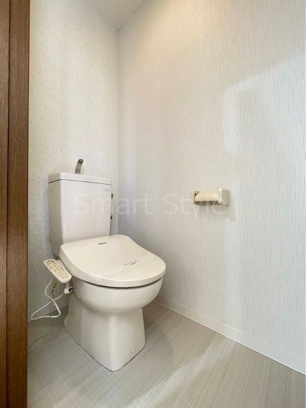 清潔感のある爽やかなトイレ。誰もがリラックスできる空間です。