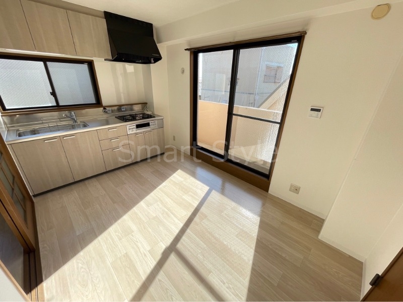 落ち着いた雰囲気のこのお部屋でゆっくりお休みください。