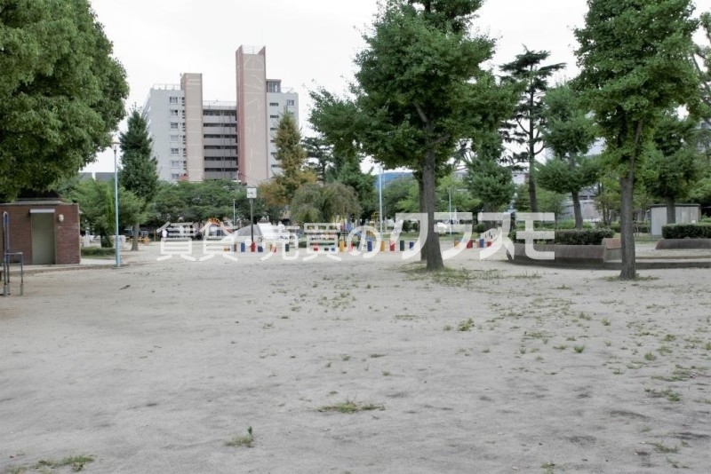 鶴町中央公園 269m