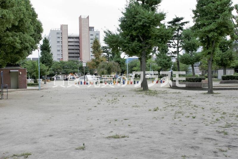 鶴町中央公園 218m