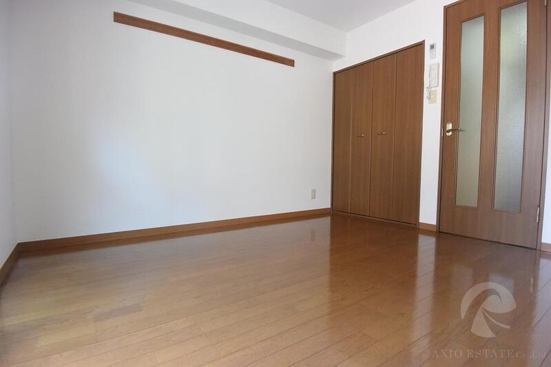 壁に洋服もかけられます。