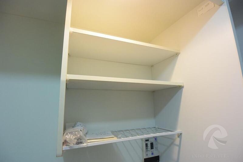 キッチン上に収納棚付いてます。