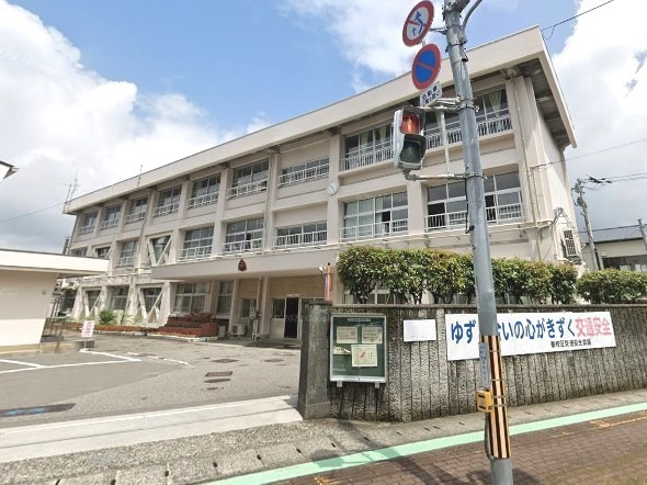 【小学校】高知市立秦小学校まで537ｍ