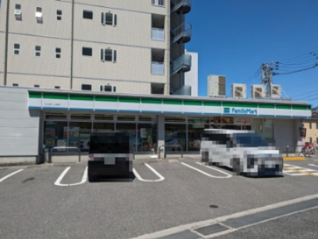 【コンビニエンスストア】ファミリーマート かるぽーと前店まで90ｍ