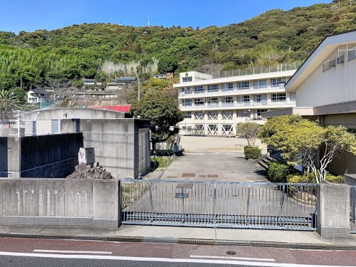 【小学校】高知市立五台山小学校まで897ｍ