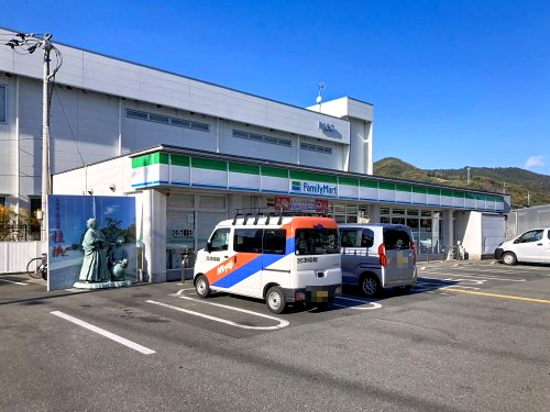 【コンビニエンスストア】ファミリーマート 高知インター店まで688ｍ