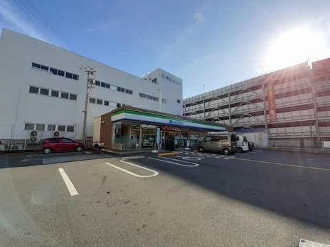 【コンビニエンスストア】ファミリーマート 高知梅ノ辻店まで98ｍ