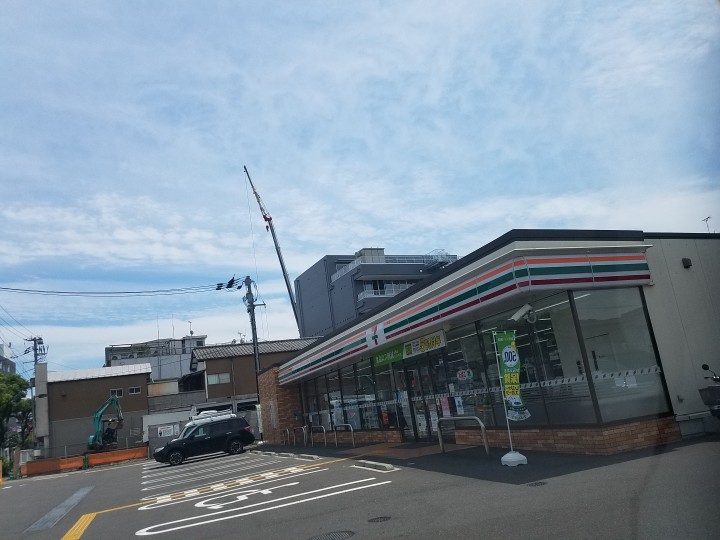 【コンビニエンスストア】セブンイレブン 高知駅北店まで175ｍ
