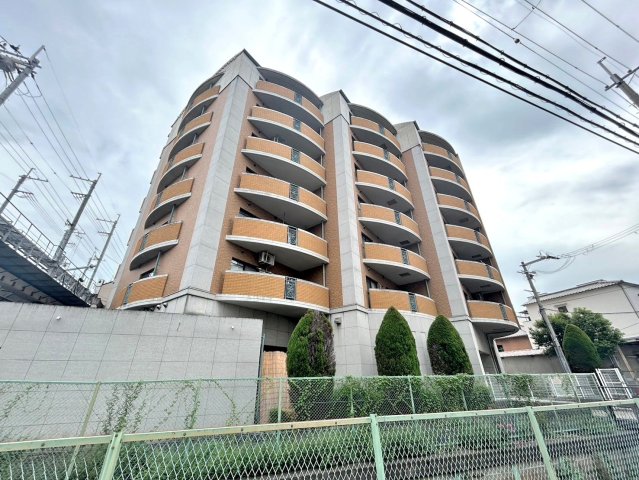 大阪市平野区長吉六反３丁目の賃貸マンションの外観