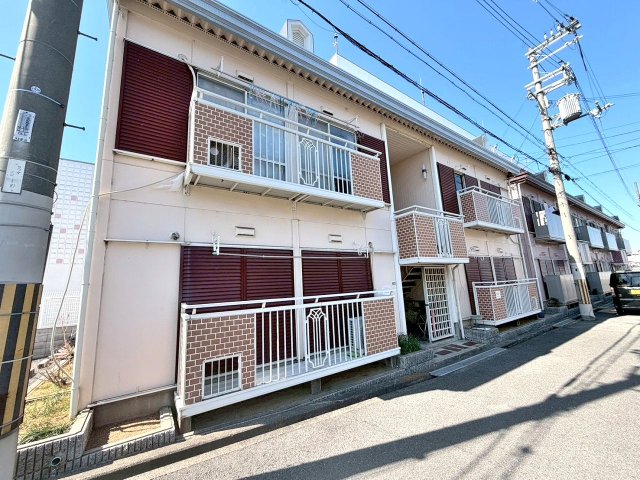 ファミール林B棟の外観