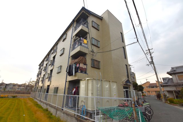 ロイヤルメゾン出戸の外観