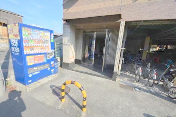 オシャレなエントランスは安心のオートロック付きです。 