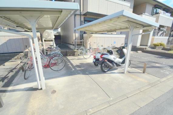 敷地内にある駐輪場。雨の日にはうれしい屋根つきです。 