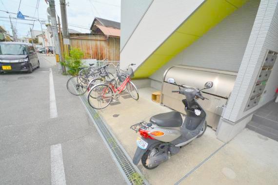 敷地内にある駐輪場。雨の日にはうれしい屋根つきです。 