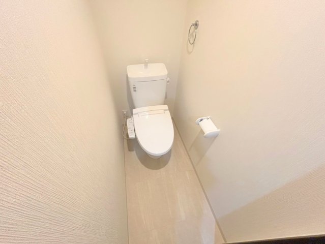 綺麗なトイレにはウォシュレット標準装備です。 