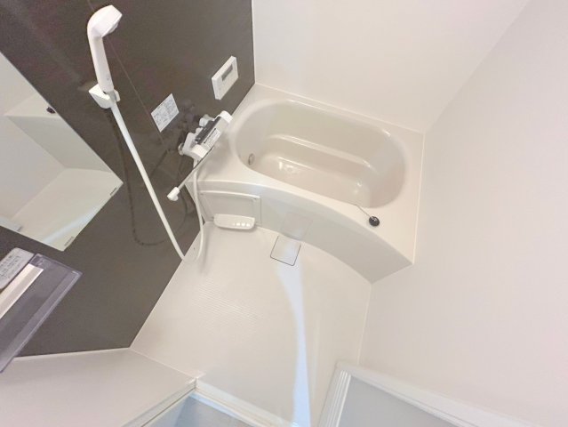 広めのお風呂は一日の疲れを癒してくれます。 