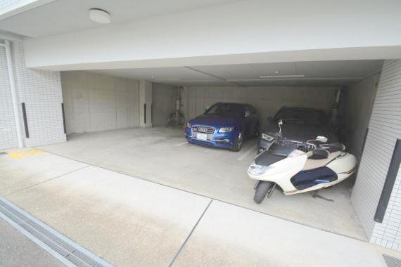 敷地内にある駐車場。愛車がすぐ近くに置けると安心ですよね。 敷地内にある駐車場。愛車がすぐ近くに置けると安心ですよね。
