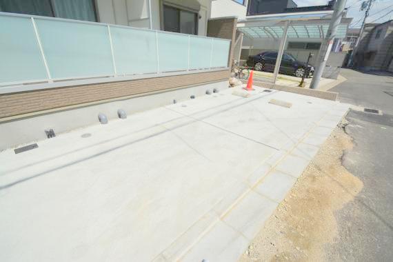 敷地内にある駐車場。愛車がすぐ近くに置けると安心ですよね。 敷地内にある駐車場。愛車がすぐ近くに置けると安心ですよね。