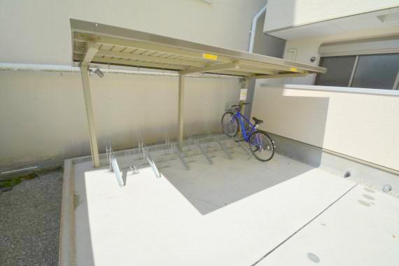 敷地内にある駐輪場。雨の日にはうれしい屋根つきです。 敷地内にある駐輪場。雨の日にはうれしい屋根つきです。