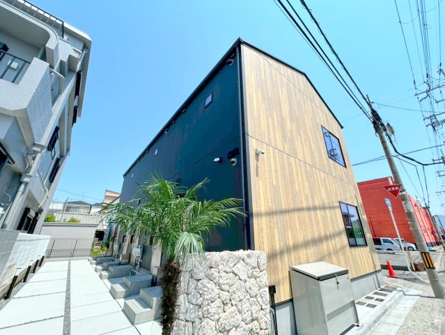 閑静な住宅地にある、落ちついた色合いのキレイな建物です。 