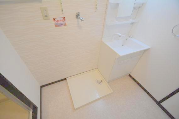 嬉しい室内洗濯機置場。これで洗濯機も長持ちしますね。 