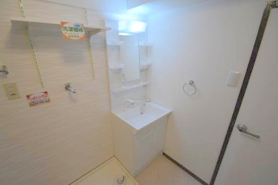 人気の独立洗面所にはうれしいシャンプードレッサーが付いてます。 