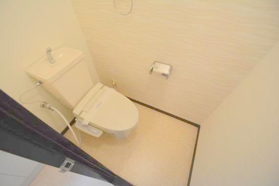 綺麗なトイレにはウォシュレット標準装備です。 