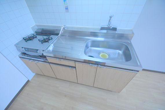 落ち着いた色合いのキッチン。使い勝手も良いです。 