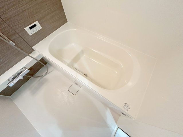 大きなバスルームは、足を伸ばせしてゆっくりできます。 