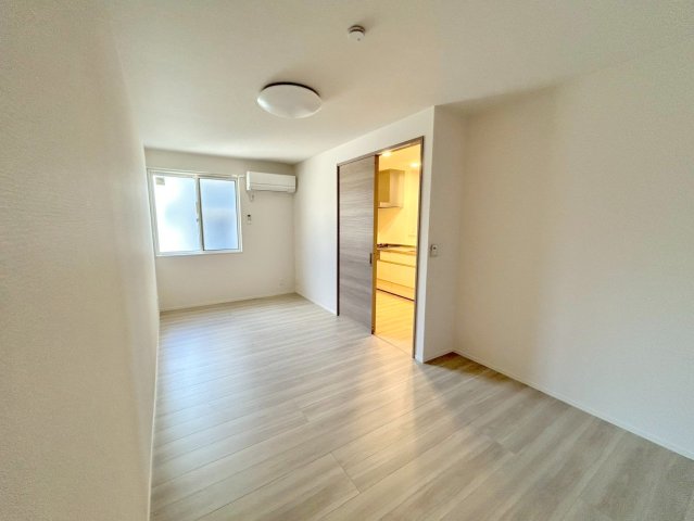 落ち着いた雰囲気のこのお部屋でゆっくりお休みください。 