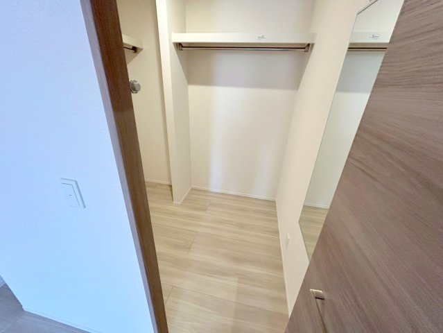 大きなクローゼットはたくさんのお洋服もスッキリ片付きます。 