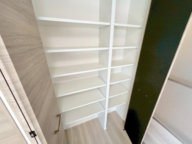 収納がたくさんあると、お部屋が綺麗に片付きますね。  