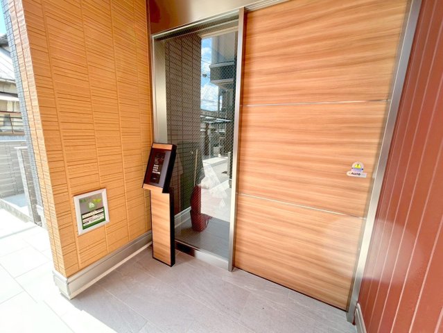 オシャレなエントランスは安心のオートロック付きです。  
