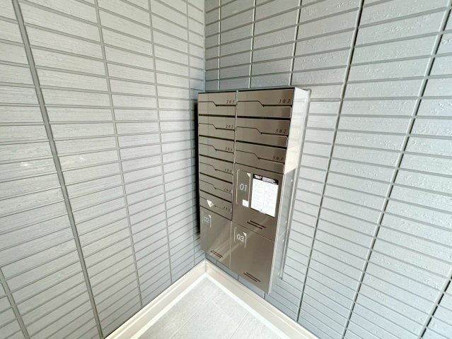 ロビーにある各部屋毎のメールボックス。 