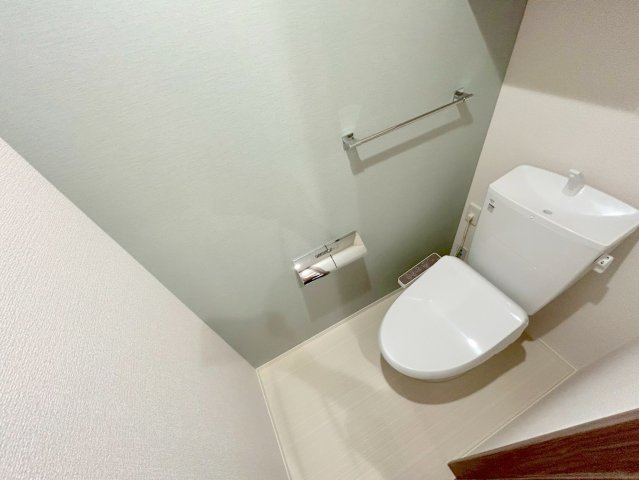 綺麗なトイレにはウォシュレット標準装備です。 